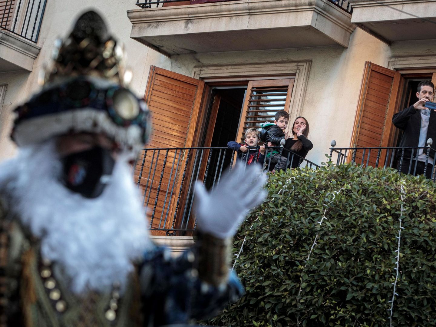 Los Reyes Magos pasaron en enero del 2021 por las calles de muchos pueblos para saludar a los niños y niñas que les esperaban desde las ventanas y balcones. (EFE/Biel Aliño)