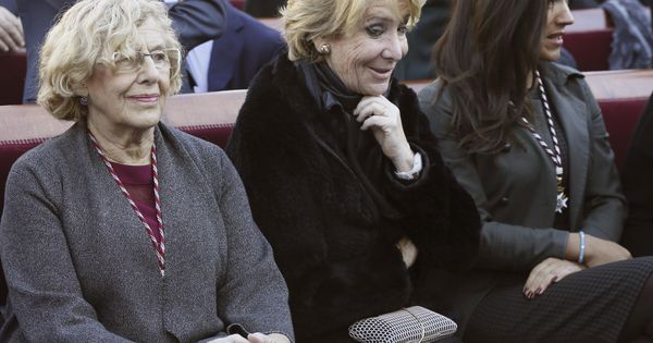 Foto:  La alcaldesa de Madrid, Manuela Carmena (i), junto a la portavoz popular, Esperanza Aguirre (c), y la de Ciudadanos, Begoña Villacís (d). (EFE)