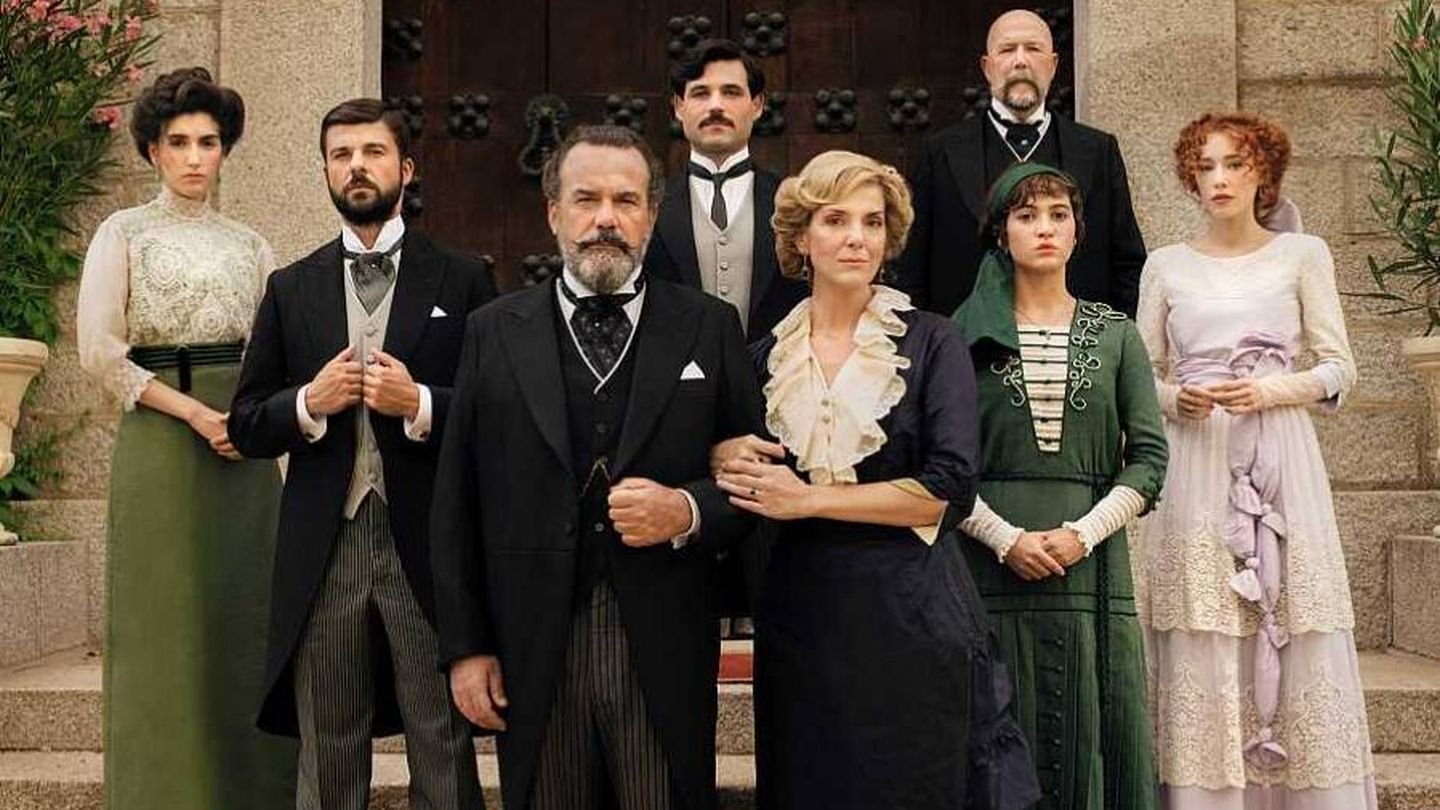 Paula Losada a la izquierda junto parte del elenco de 'La promesa'. (Imagen cedida por TVE)