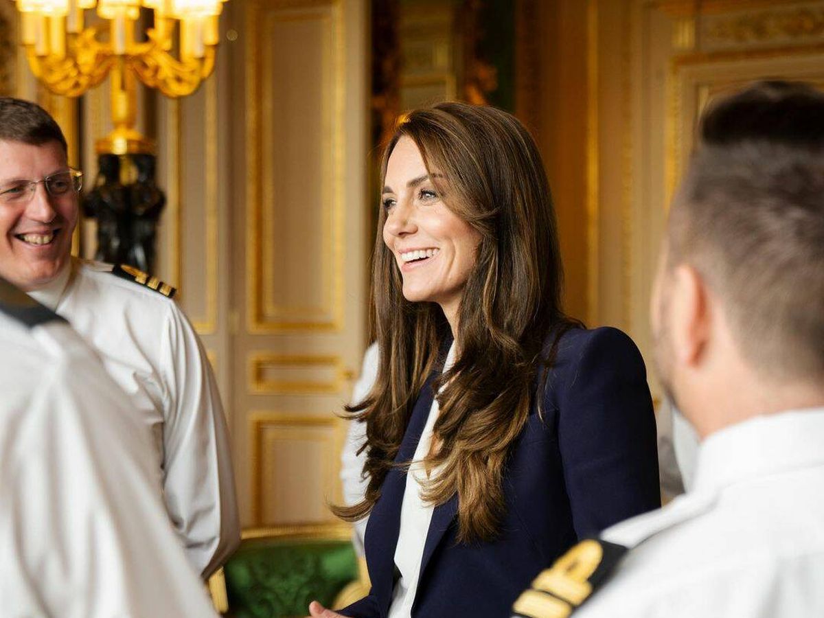 Foto: Kate Middleton, con miembros de la tripulación del MHS Glasgow. (IG @princeandprincessofwales)
