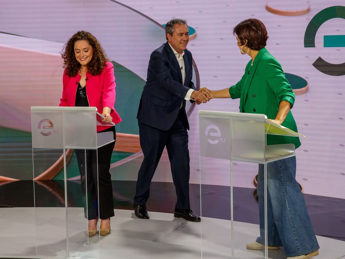 Foto: Juan Espadas saluda a Teresa Rodríguez en presencia de Inma Nieto en el debate del lunes. (EFE/Julio Muñoz)