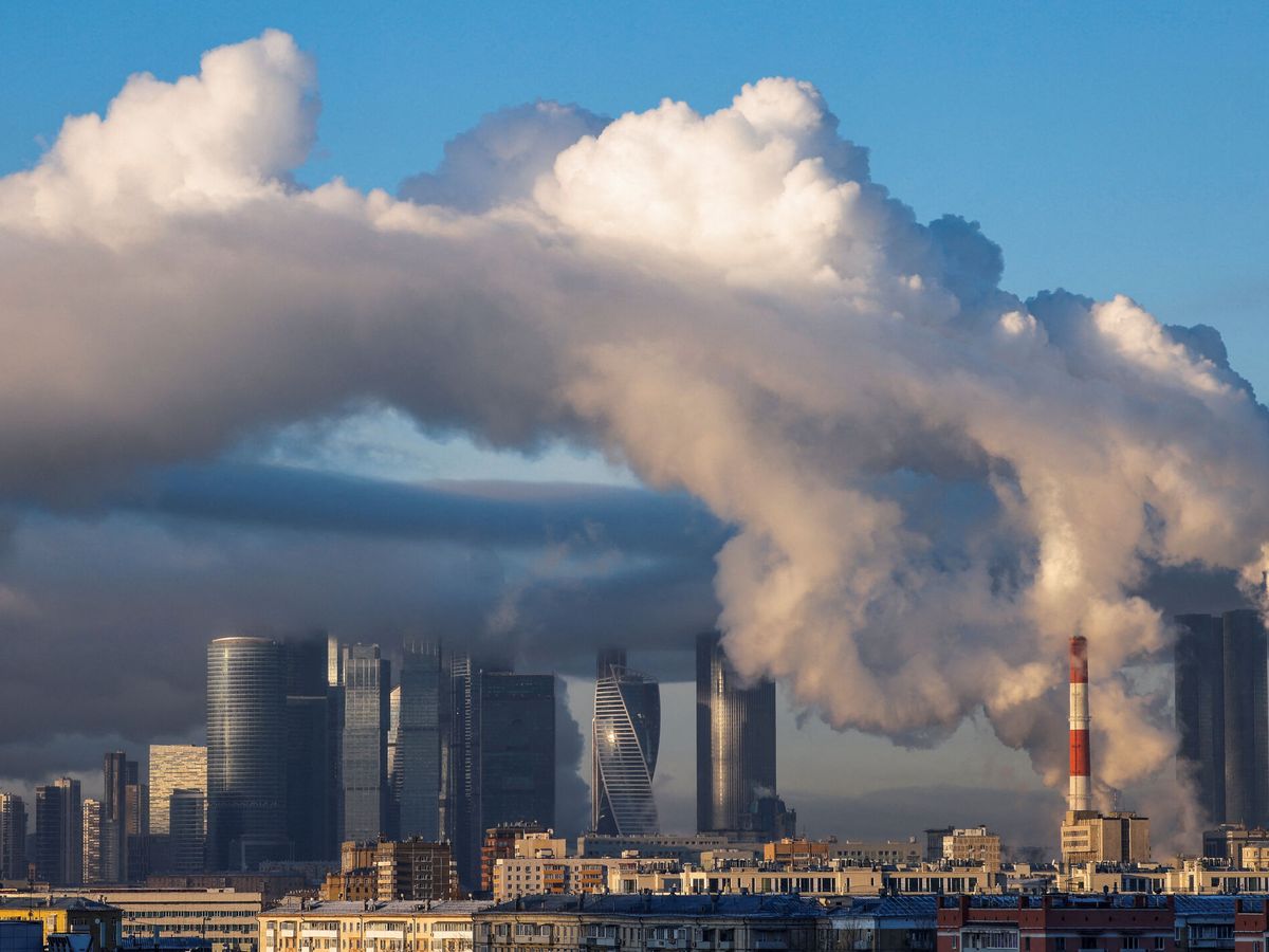 Foto: El vapor de las chimeneas de las centrales térmicas se eleva sobre los rascacielos del Centro Internacional de Negocios de Moscú. (Reuters/Maxim Shemetov)
