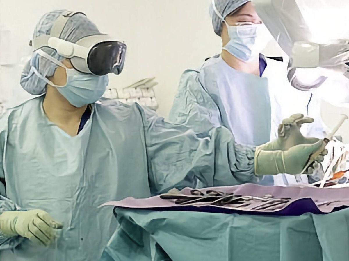 Foto: La instrumentista quirúrgica con las Apple Vision Pro (Daily Mail)