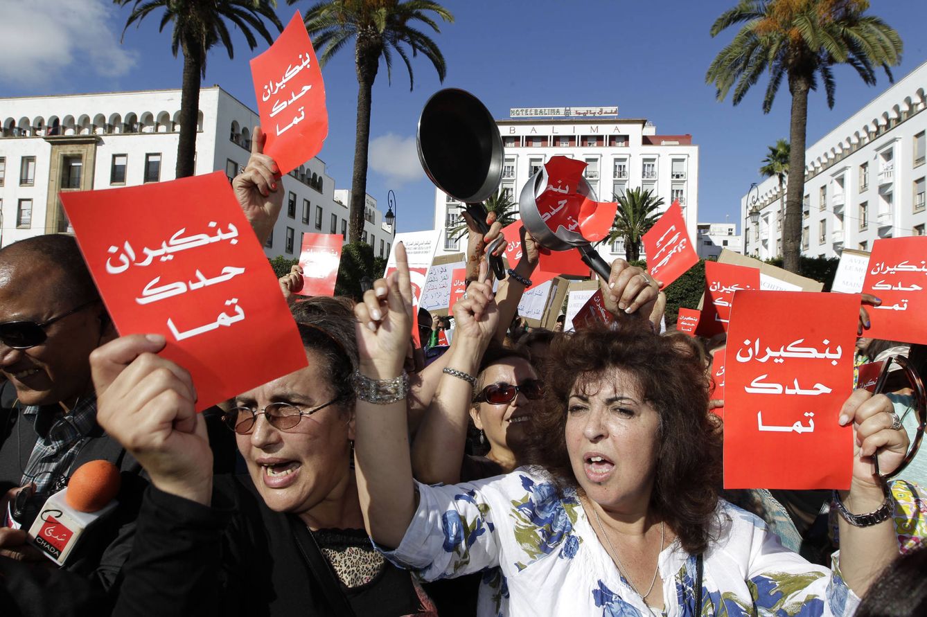 Protesta contra el primer ministro islamista, Abdelilah Benkirane, que había pedido que las mujeres 'se queden en casa', en Rabat, en junio de 2014. (Reuters)