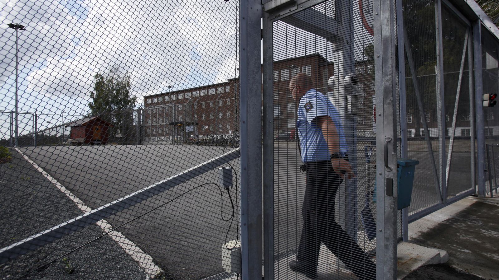 Foto: Un agente de policía a las puertas de una prisión noruega cercana al pueblo de Eidsmarka, próximo a Oslo (Reuters).