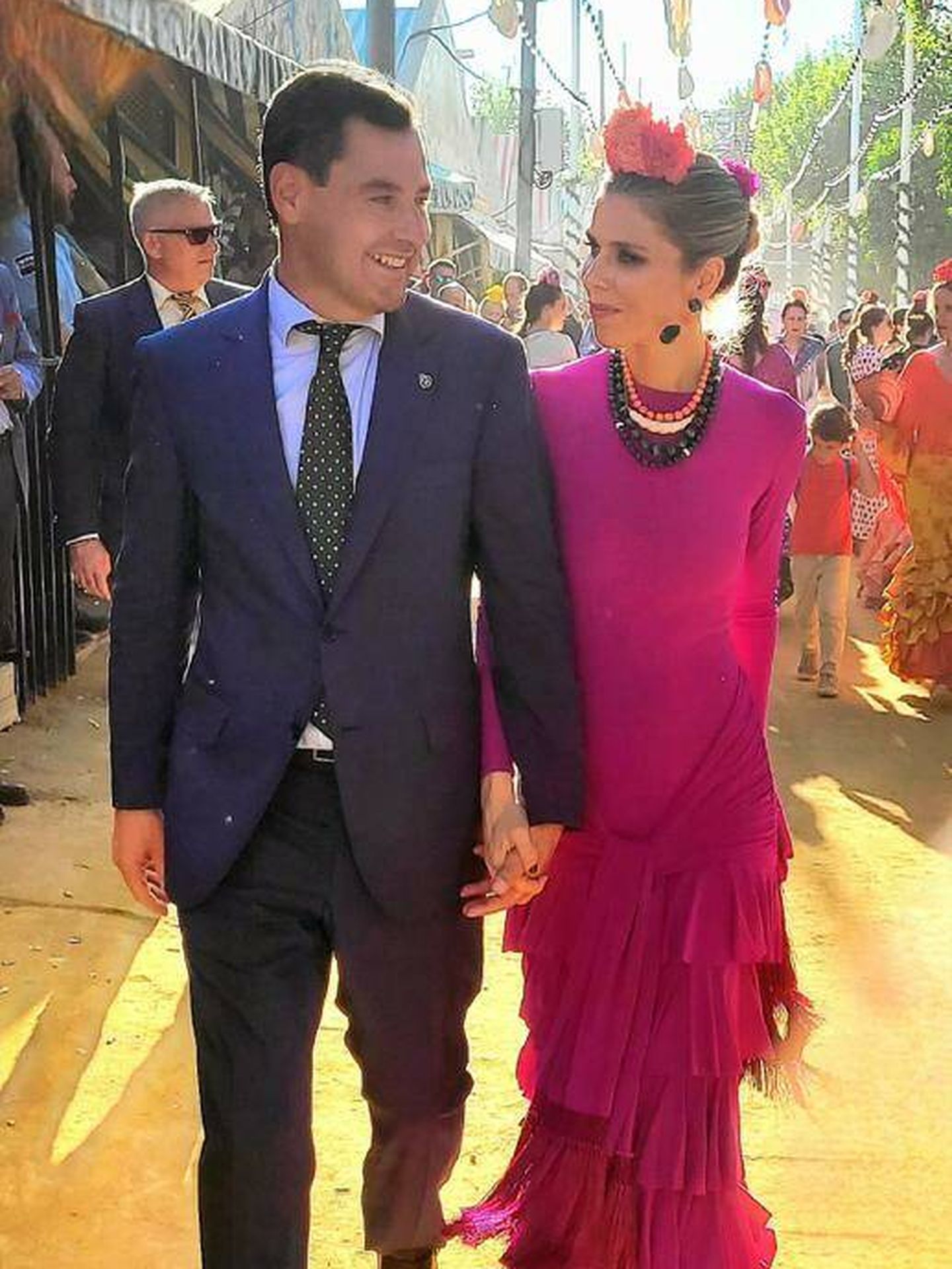 Juanma Moreno Bonilla y su esposa pasean por el recinto ferial. (Cortesía)