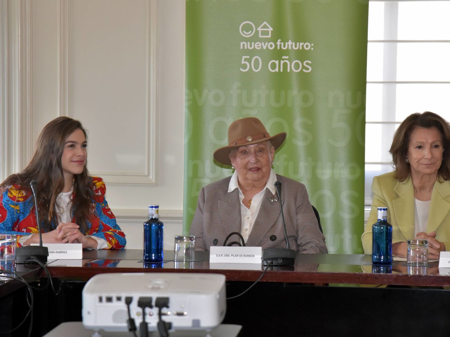 La infanta Pilar, presentando la nueva edición del rastrillo de Nuevo Futuro con Pina Sánchez (dcha) y Cósima Ramírez. (Cordon Press)