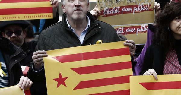Foto: Asiron con una estelada en una concentración de apoyo a los políticos catalanes presos. (EFE)