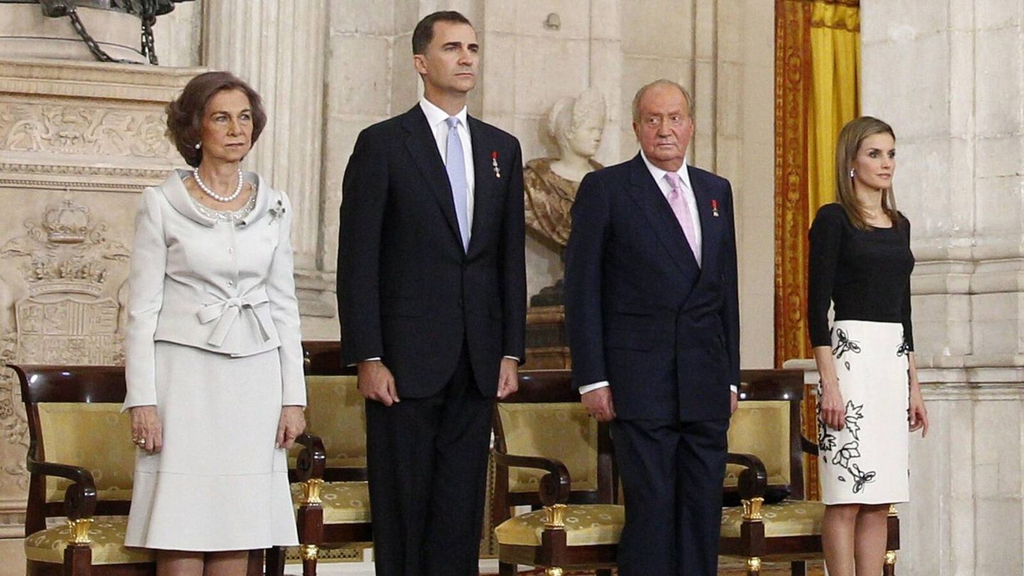 Los reyes Juan Carlos y Sofía, en la abdicación del monarca, junto a los entonces príncipes Felipe y Letizia en 2014. (EFE)