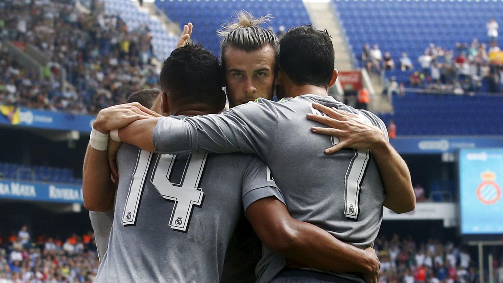 Foto: Gareth Bale se abraza a Casemiro y Ronaldo en Cornellá.