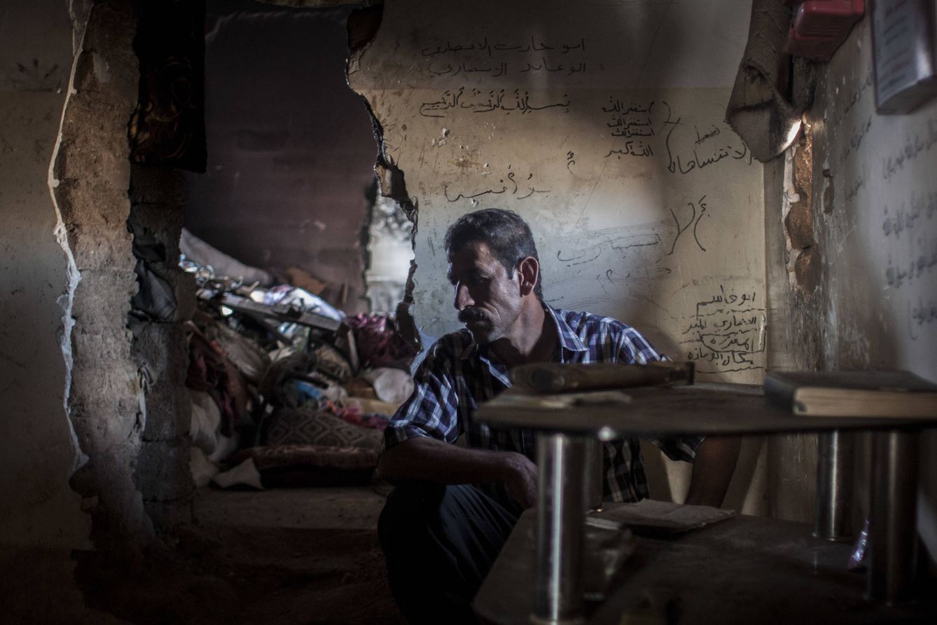 Hanim, en una habitación desde donde se accede a uno de los túneles subterráneos del ISIS. (Foto: E. Bonet)