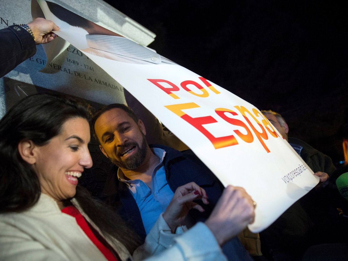 Santiago Abascal y Rocio Monasterio, líder de Vox en Madrid, durante el acto de inicio de campaña. (EFE)