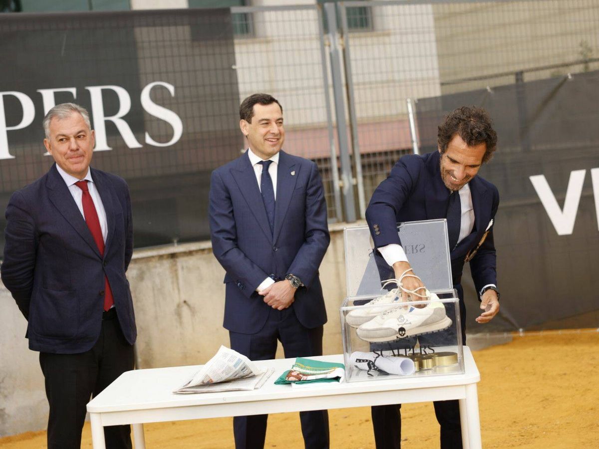 Foto: El alcalde de Sevilla, José Luis Sanz; el presidente de la Junta de Andalucía, Juanma Moreno; y el CEO de Scalpers, Borja Vázquez, ponen la primera piedra de la nueva sede.