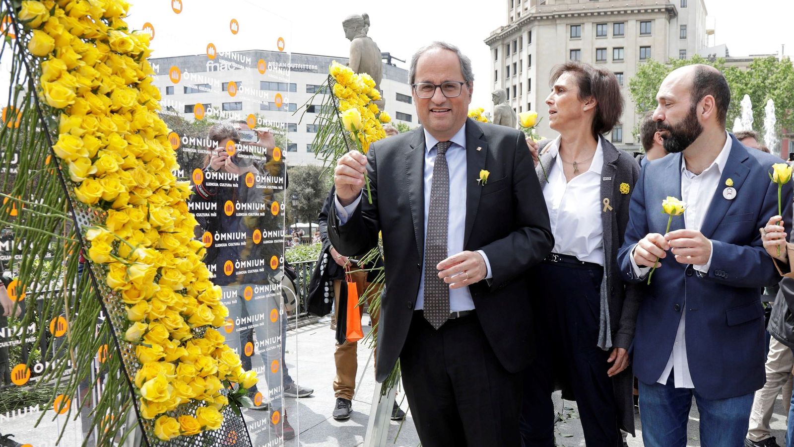 Foto: El president Quim Torra coloca flores en un panel. (EFE)