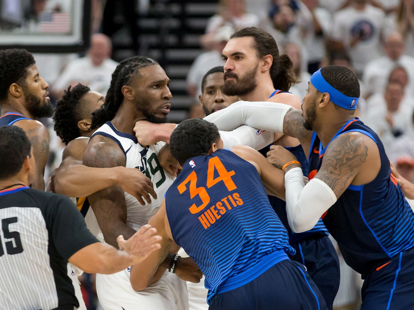 Trifulca en un partido entre Utah Jazz y Oklahoma City en 2018 (Carmelo Anthony, a la derecha). (EFE)