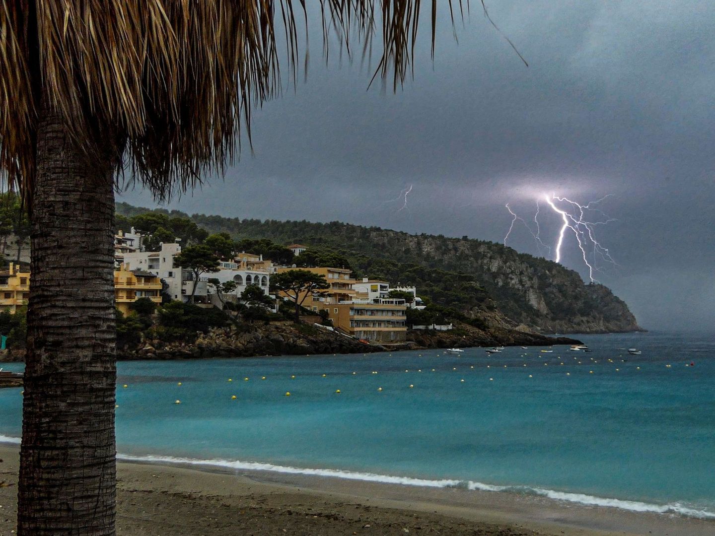 Tormenta en una playa de las Islas Baleares. (EFE/Cati Cladera)