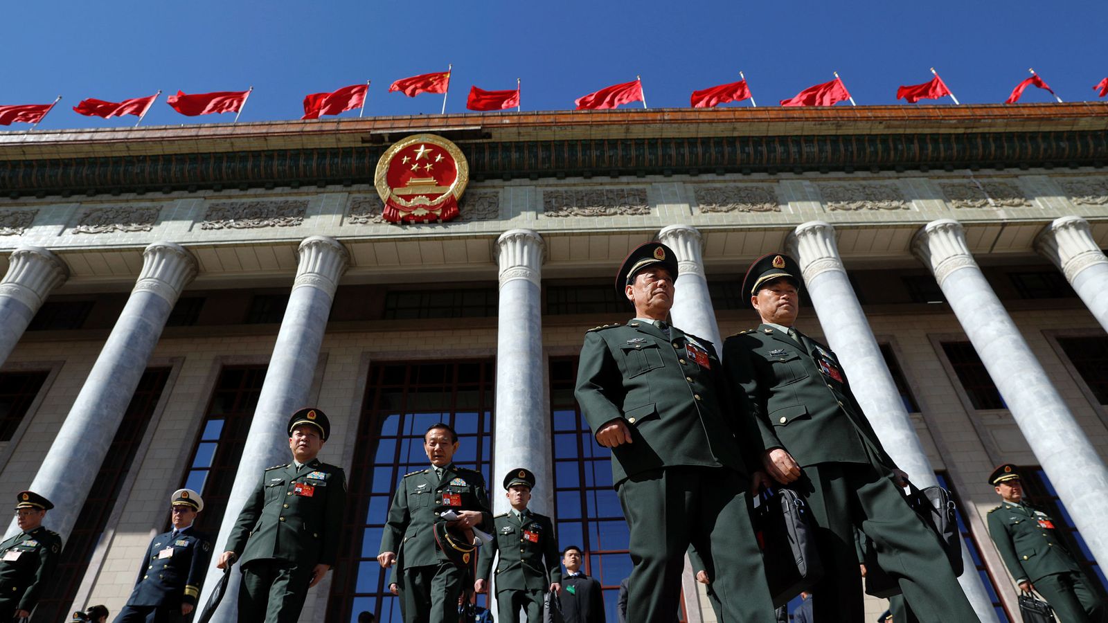 Foto: Delegados militares abandonan la Gran Asamblea Popular tras una sesión del Congreso Nacional en Beijing, el 12 de marzo de 2017. (Reuters)
