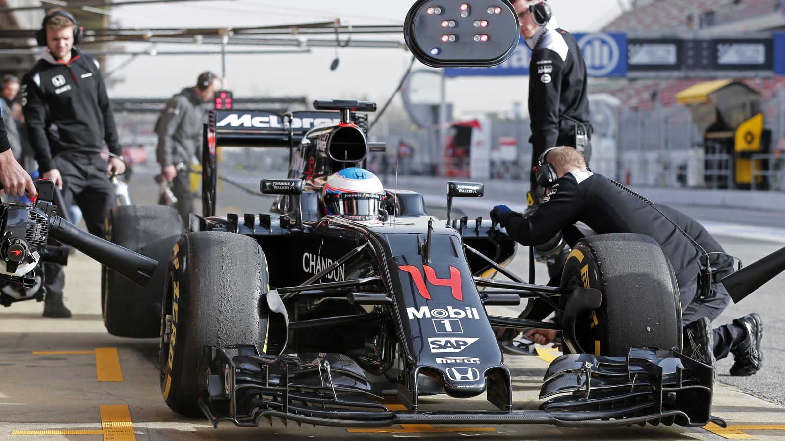 Foto: Alonso sufre una avería más grave de lo esperado en su McLaren (Cordon Press).