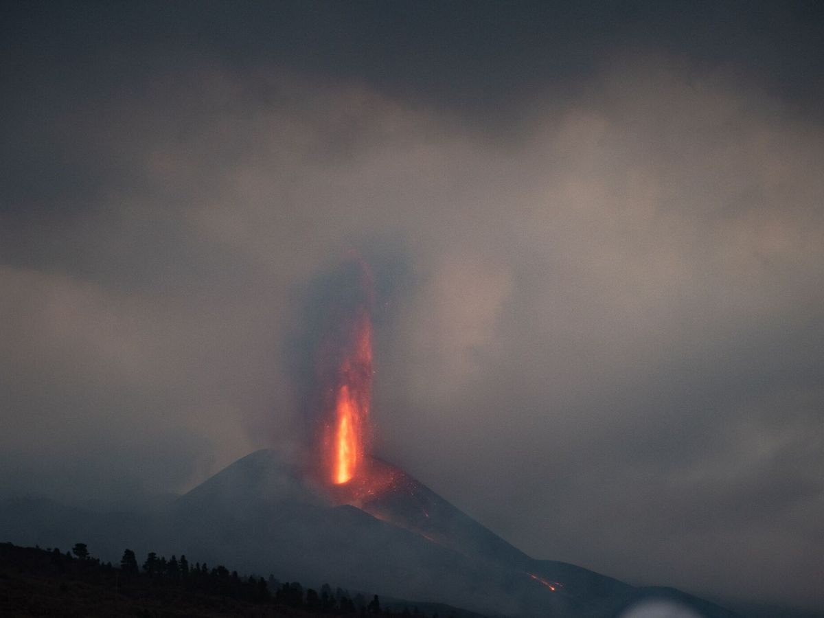 Foto: El volcán de Cumbre Vieja en La Palma sigue activo. (EFE)