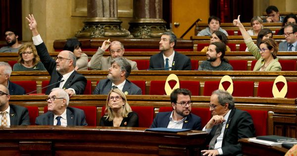 Foto: El presidente de la Generalitat Quim Torra (d) el vicepresidente, Pere Aragonès y la 'consellera' de la Presidencia, Elsa Artadi al inicio del pleno del Parlament. (EFE)