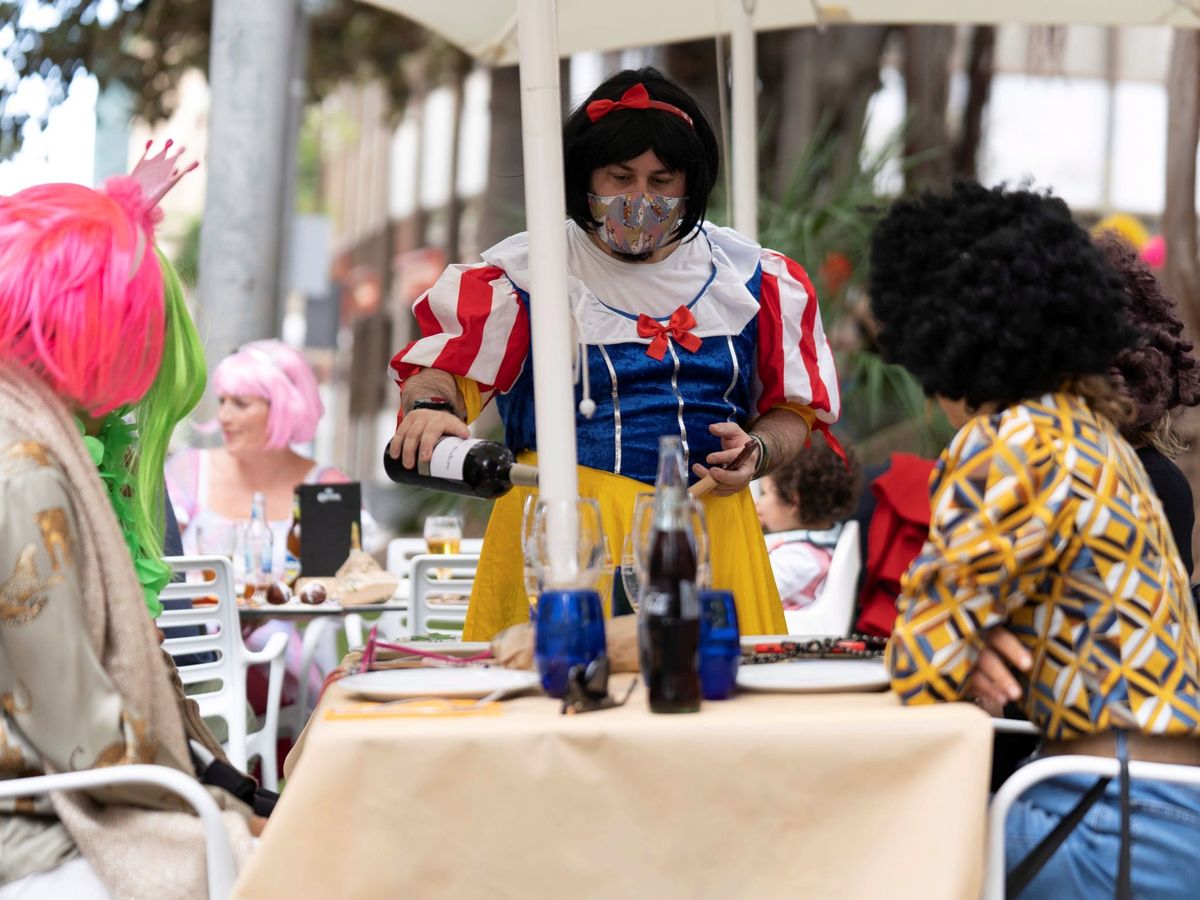 Foto: Personas disfrazadas en Santa Cruz de Tenerife el viernes de carnaval. (EFE)