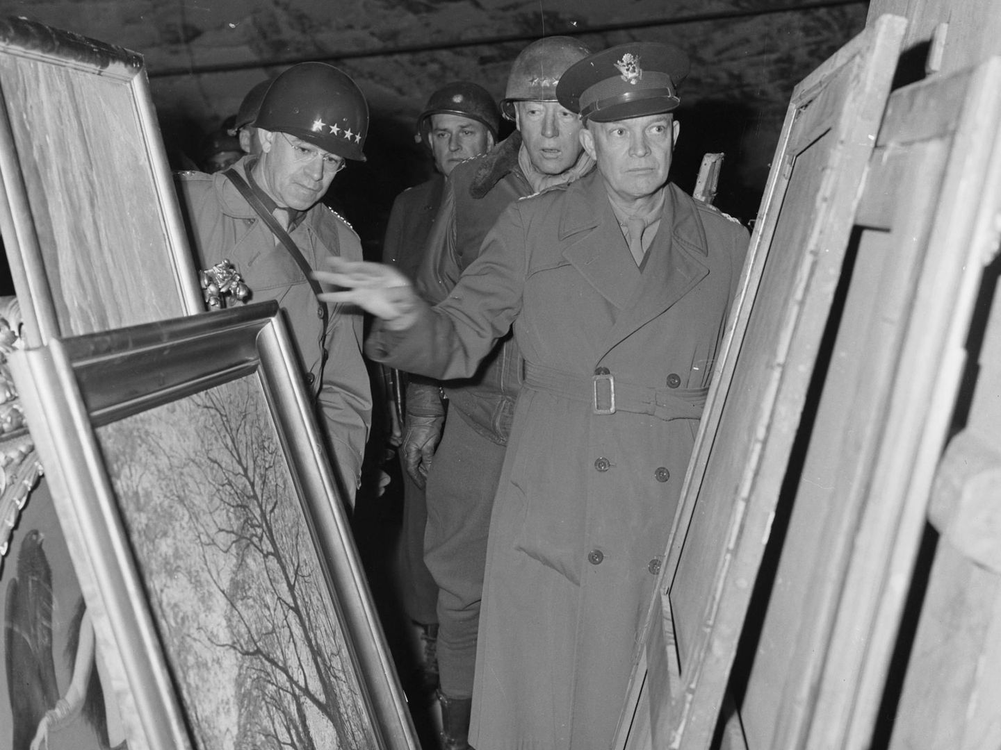 Dwight D. Eisenhower, observando algunas obras de arte recuperadas por los aliados. (Reuters)