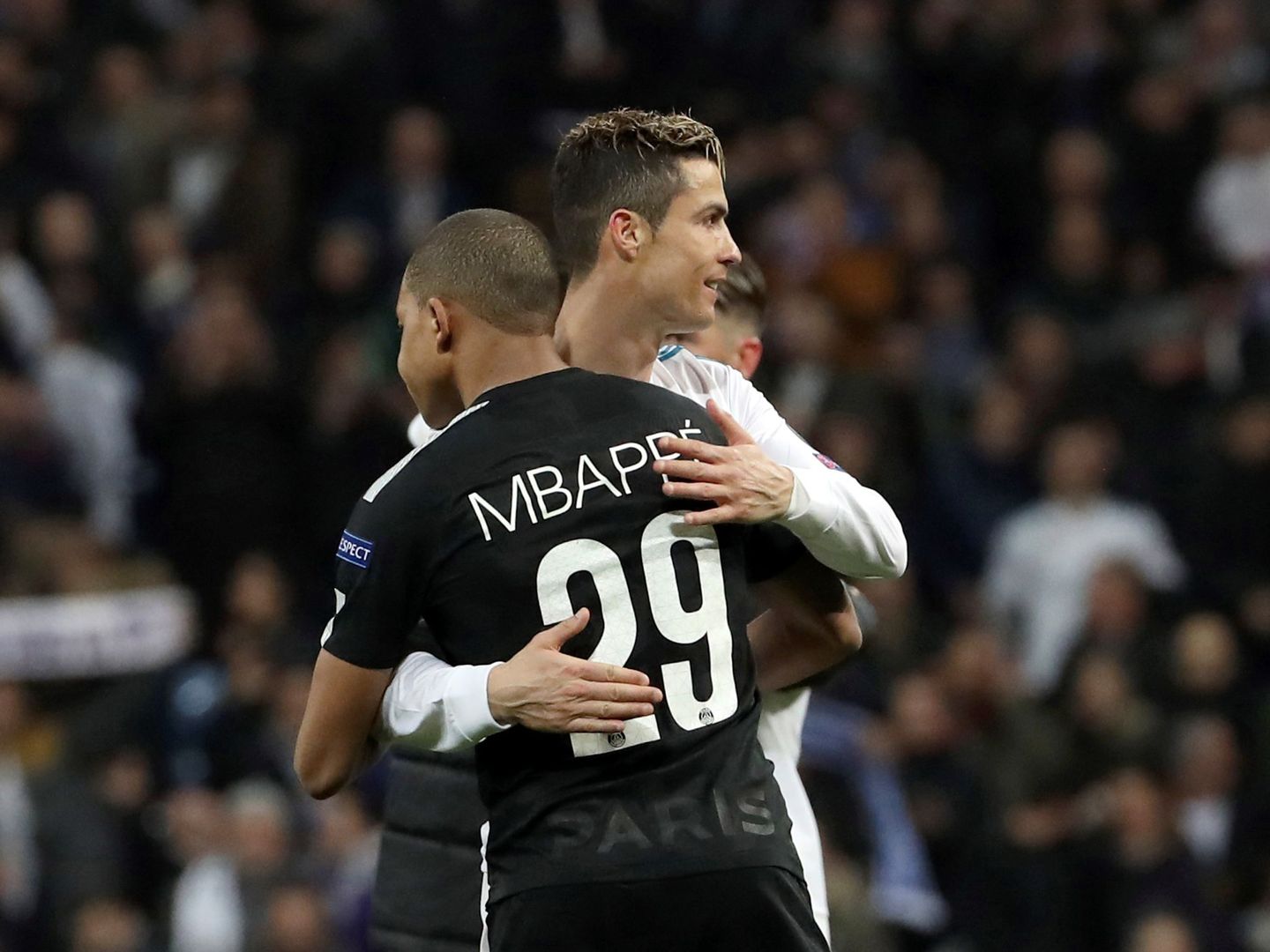 Mbappé abraza a Cristiano Ronaldo. (Efe)