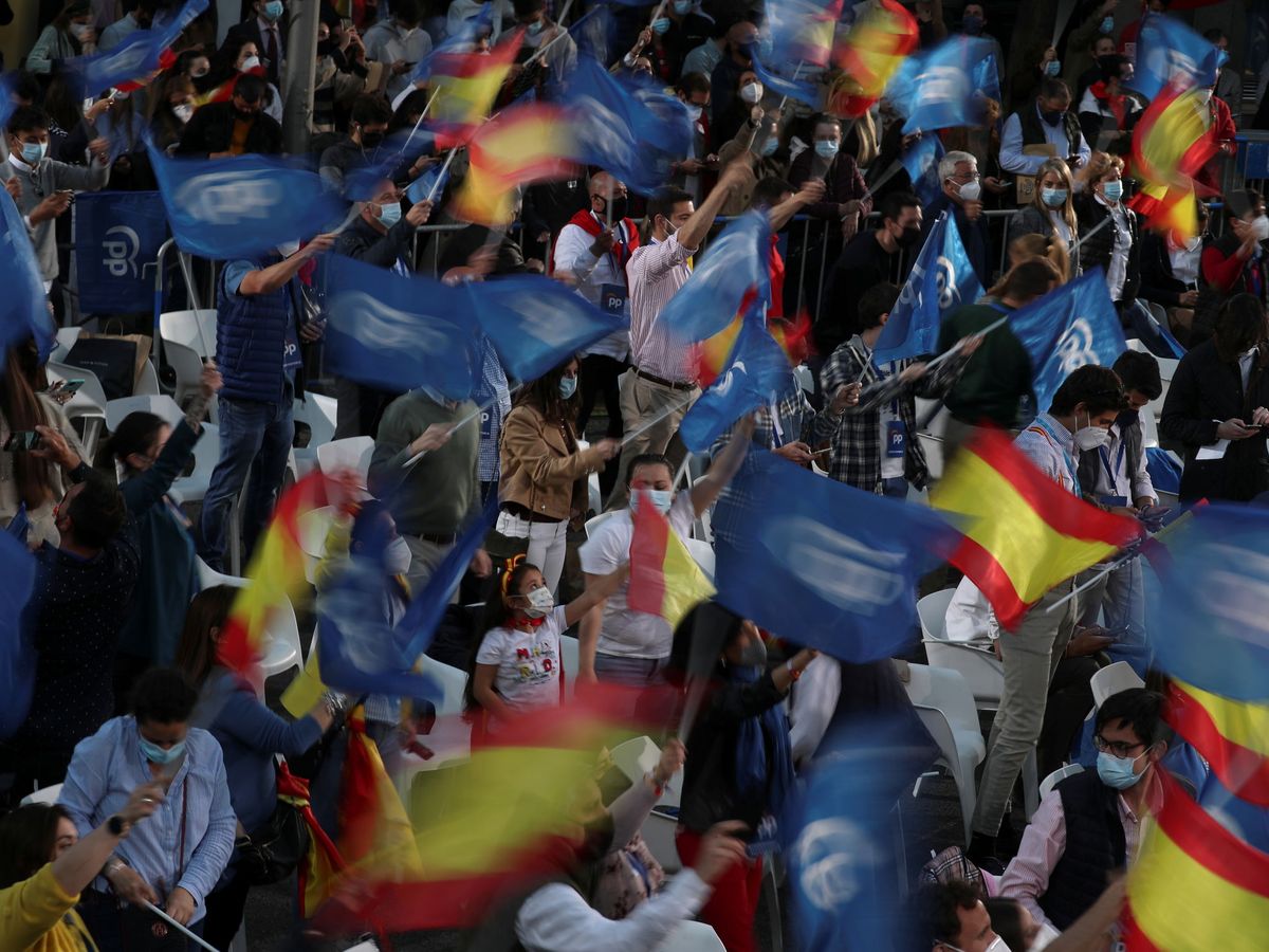 Foto: Celebración frente a la sede nacional del PP este martes. (Reuters)