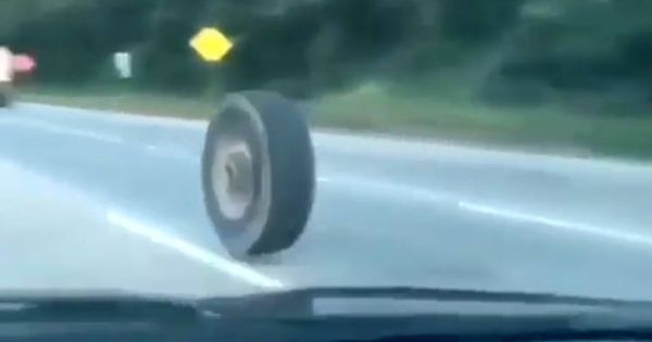 Foto: El neumático, poco antes de cruzar la mediana e impactar contra un vehículo (Foto: Instagram)