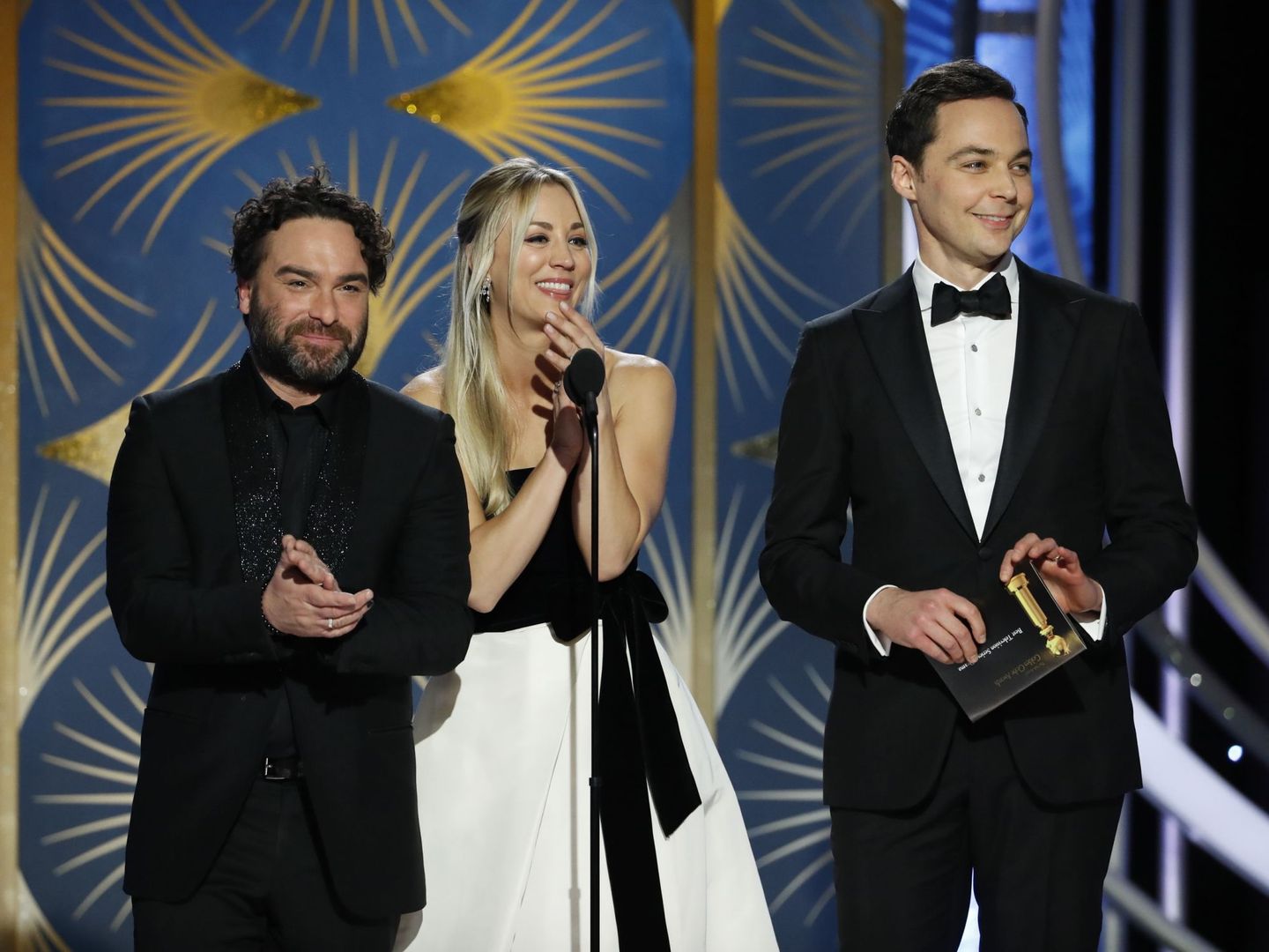 Cuoco, con sus compañeros de 'Big Bang Theory', en los Globos de Oro