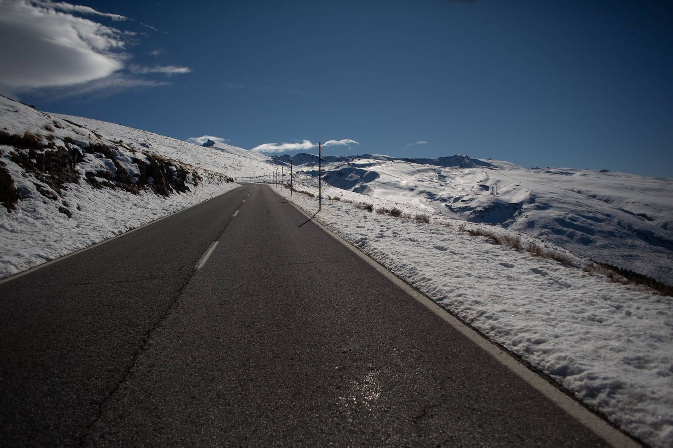 Carretera de Sierra Nevada sin tráfico por las restricciones del covid.