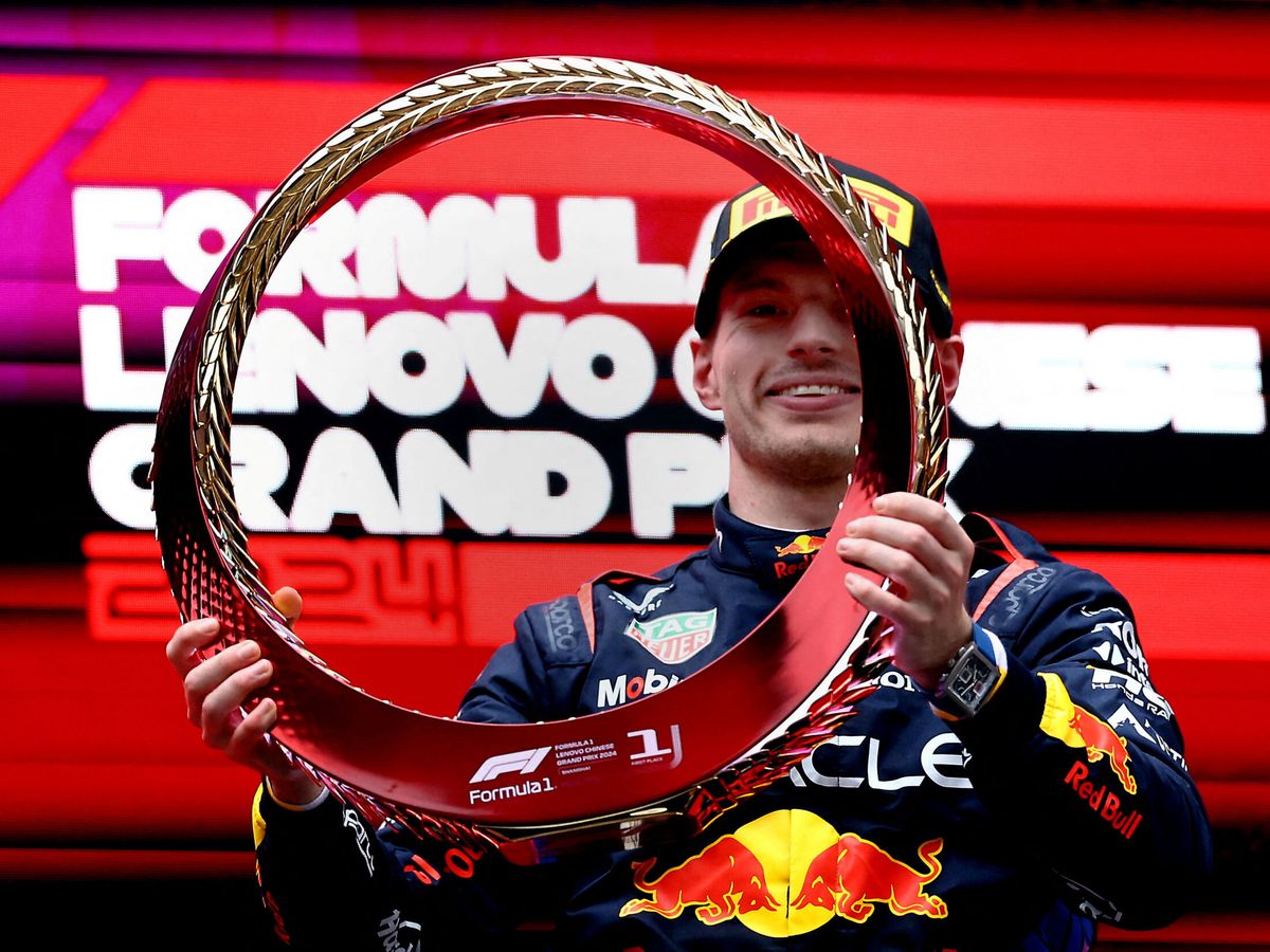 Foto: Un collar del 'Dragón' para Verstappen: este es el nuevo trofeo del GP de China para la Fórmula 1 (REUTERS / Edgar Su)