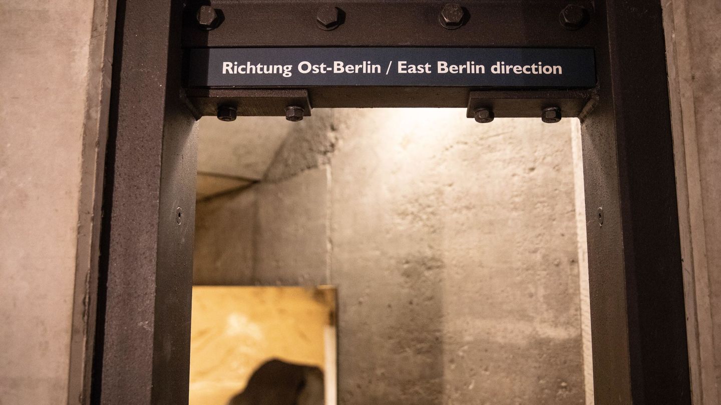 Uno de los túneles de la Bernauer Strasse, al descubierto. (EFE)