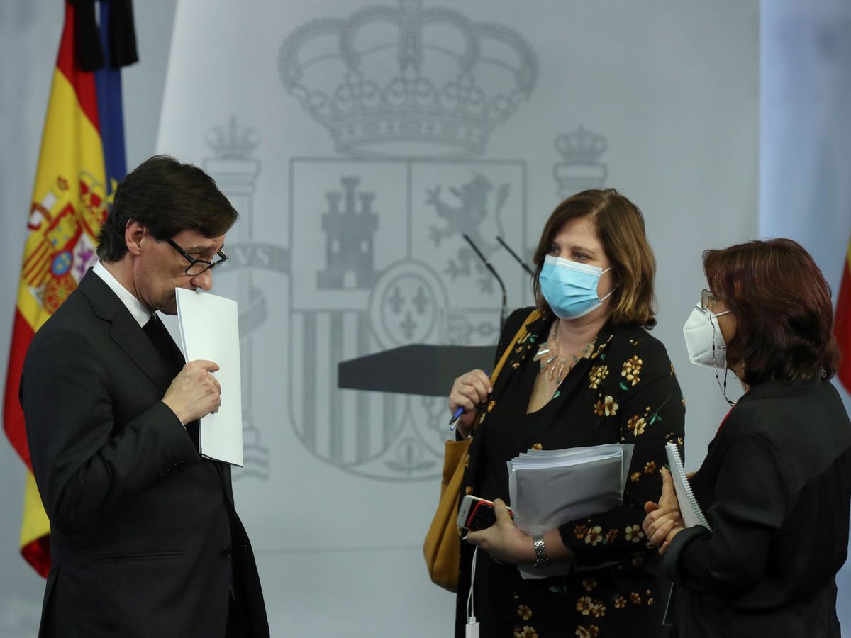 Foto: El Ministro de Sanidad, Salvador Illa (i), tras ofrecer una rueda de prensa en el Palacio de la Moncloa. (EFE)