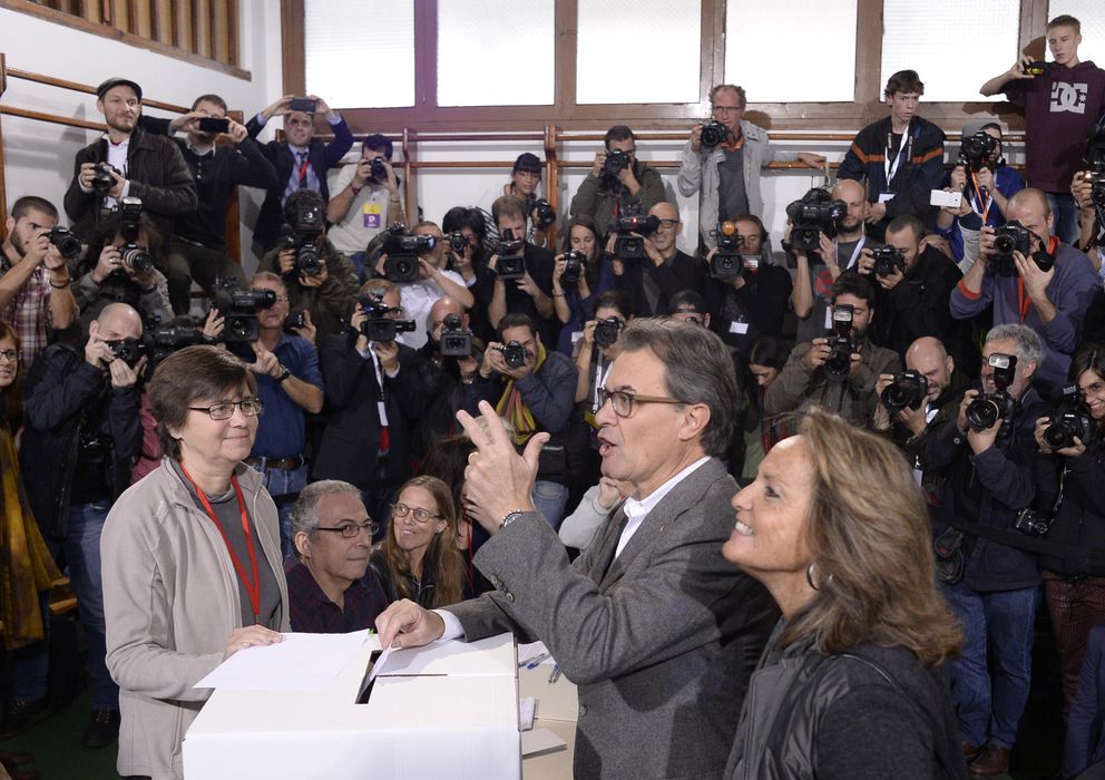 Foto: Artur Mas, al depositar su voto en la consulta catalana. (AP)