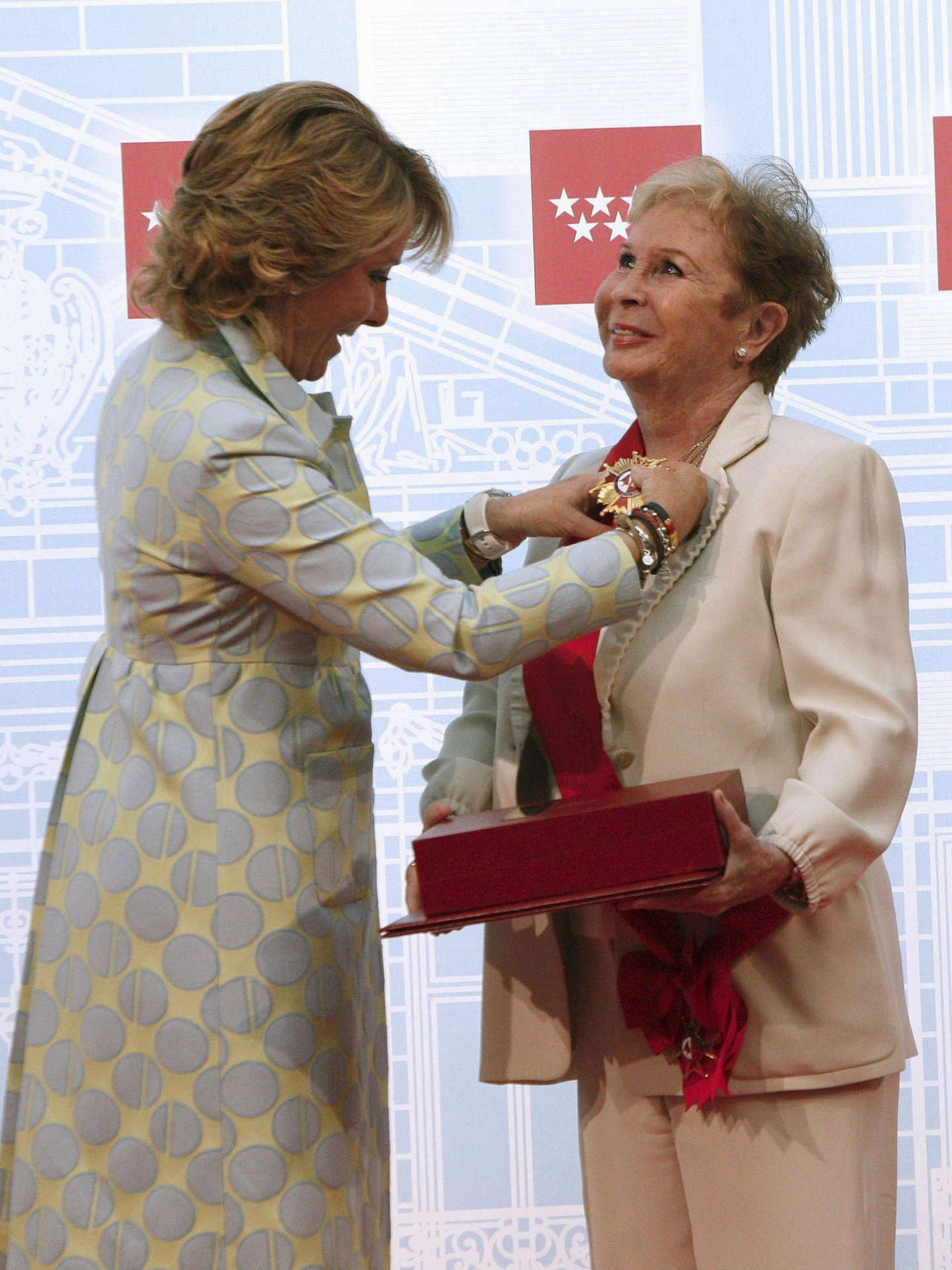 Esperanza Aguirre impone la Gran Cruz de la Orden del Dos de Mayo a Lina Morgan en 2010. (EFE/J.L. Pino)