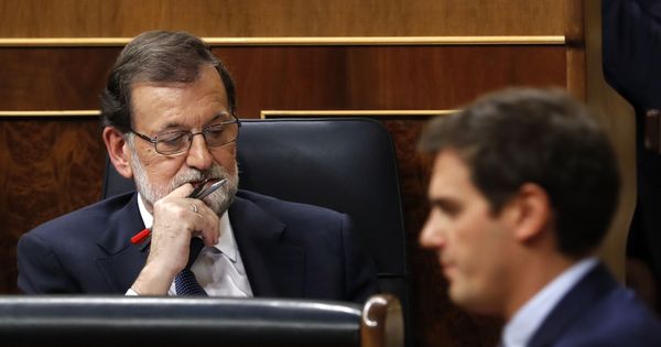 Foto: El presidente del Gobierno, Mariano Rajoy, escucha la intervención del líder de Ciudadanos, Albert Rivera, durante un pleno del Congreso. (EFE Javier Lizón)