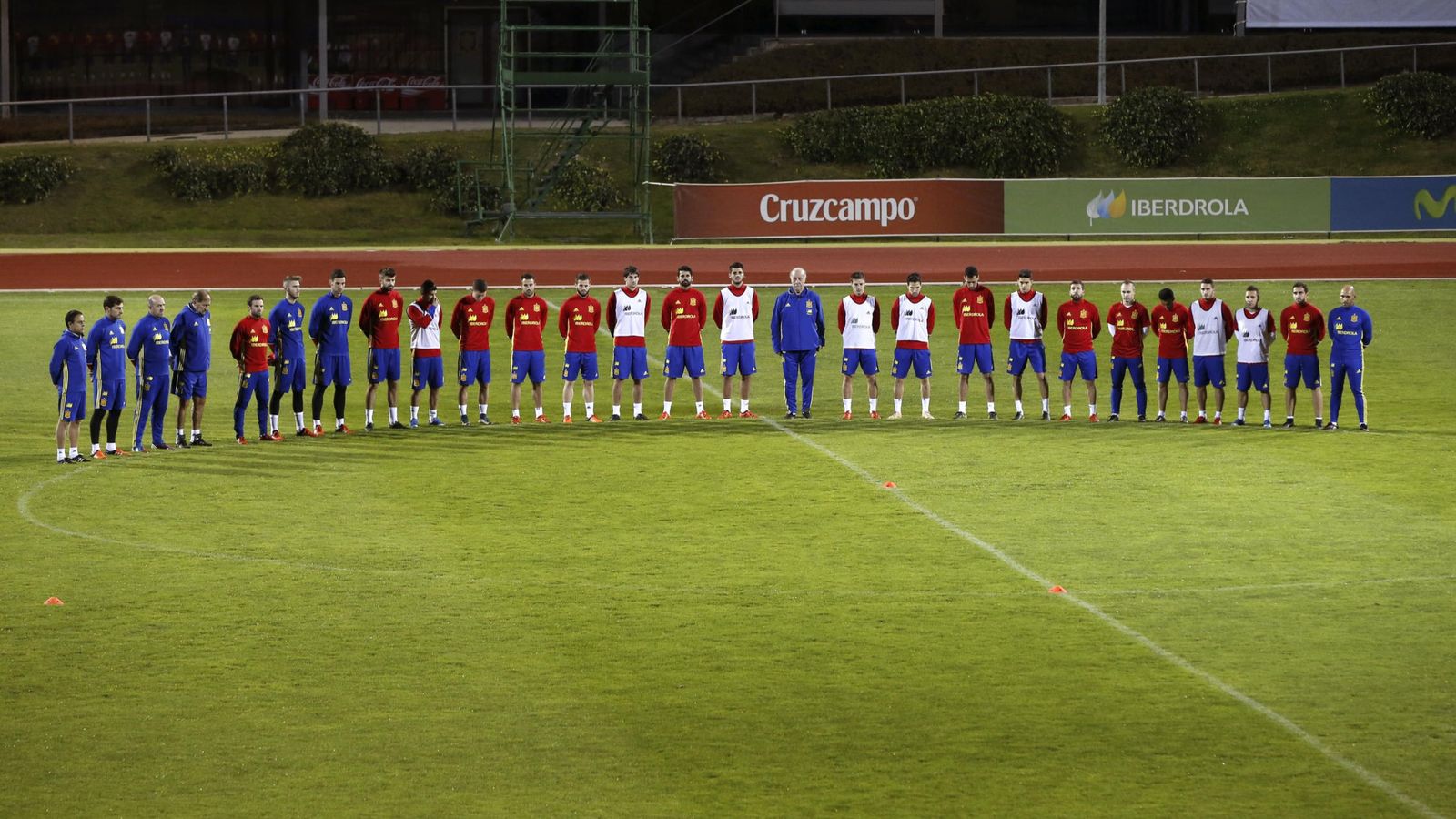 Foto: La selección española guardó un minuto de silencio por los atentados de París (Efe).