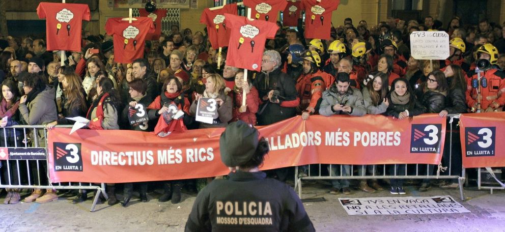 Protesta de los trabajadores de TV3. (EFE)