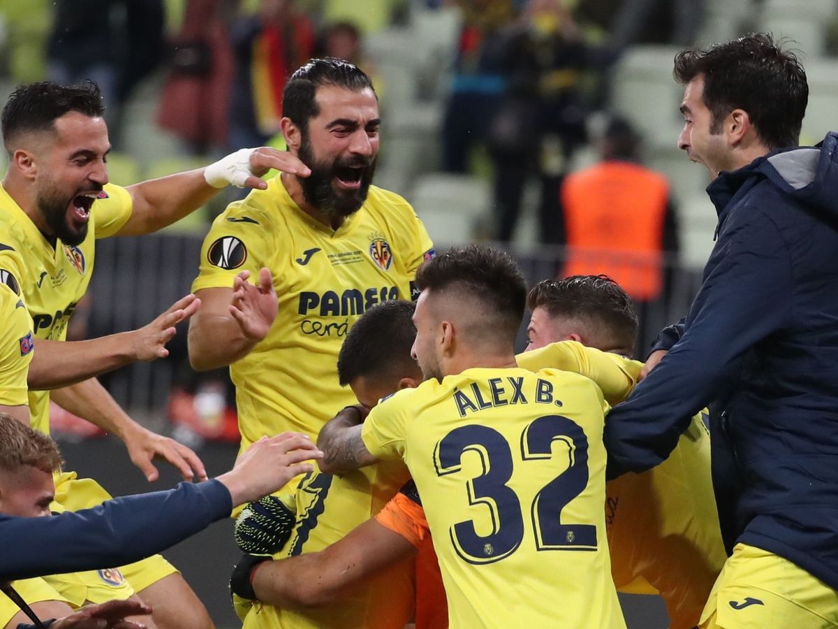 Foto: Los jugadores del Villarreal abrazan a Rulli tras detener el penalti de De Gea. (EFE)