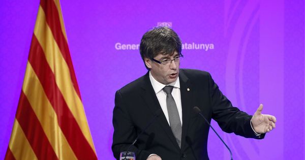Foto: El presidente de Cataluña, Carles Puigdemont, en una rueda de prensa en el Palau de la Generalitat. (EFE) 