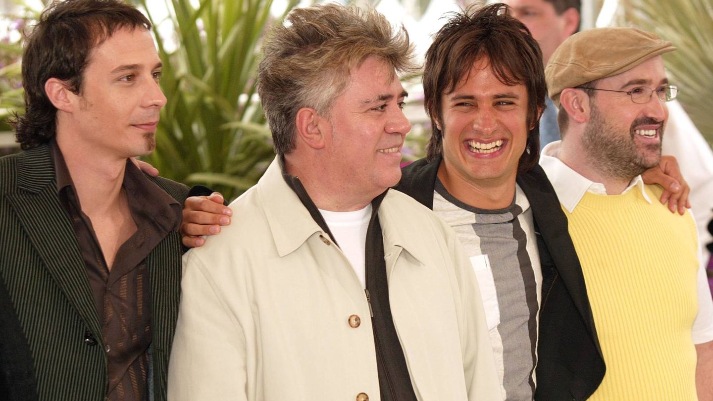 Con Gael García Bernal, Pedro Almodóvar y Javier Cámara, en la presentación de 'La mala educación' en el Festival de Cannes. (Getty)