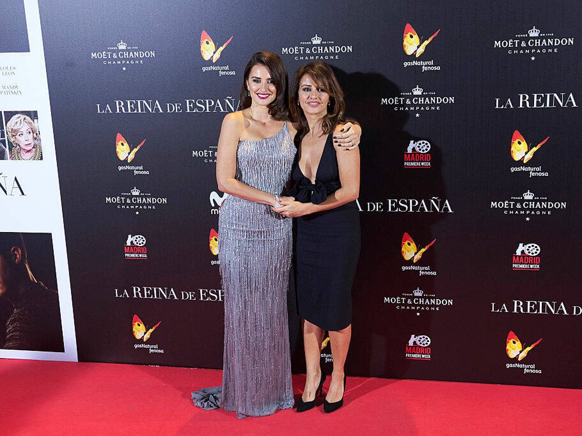 Foto: Mónica y Penélope Cruz, en la première de 'La reina de España'. (Getty/Carlos Álvarez)