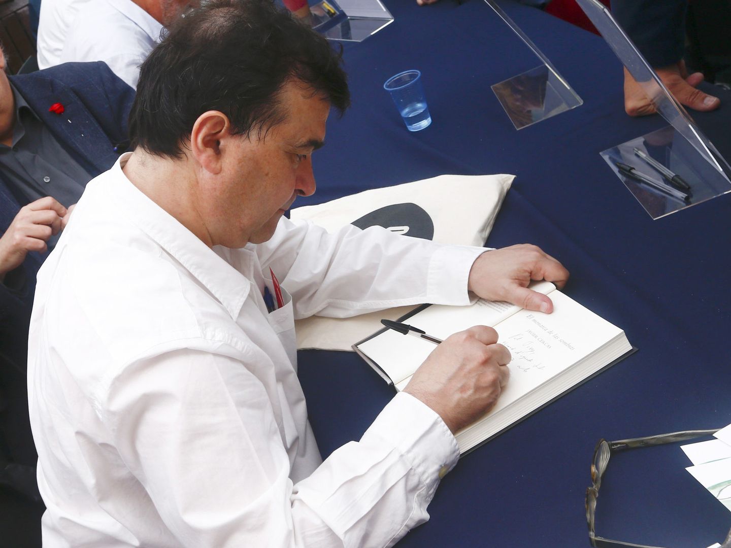 Javier Cercas firma libros en Sant Jordi, en Barcelona. (Quique García / EFE)