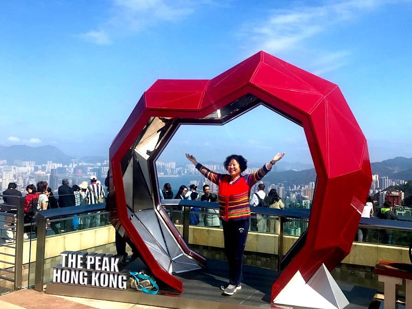 Una mujer posa en The Peak, una parte que estaba prohibida para los chinos en Hong Kong. (J. B.)