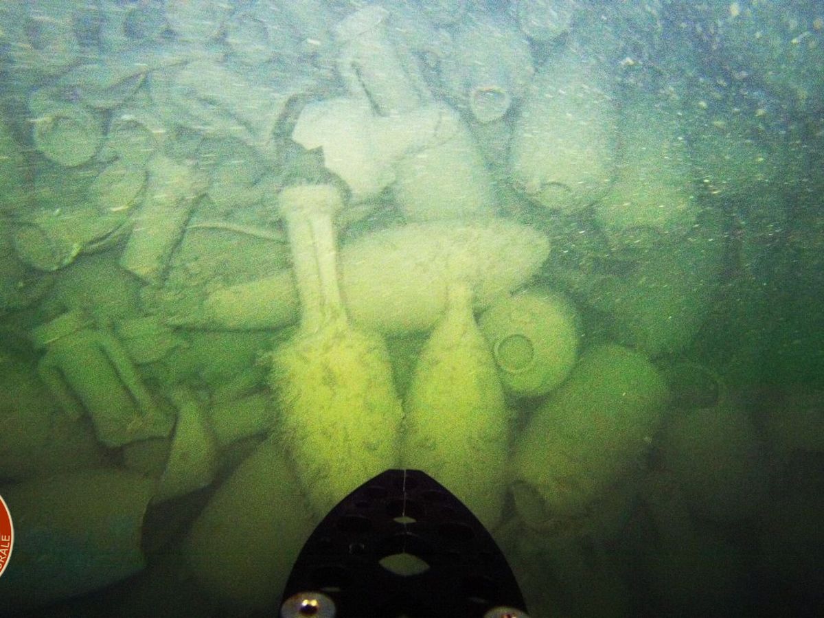 Foto: Arqueólogos descubren un naufragio romano en el mar Mediterráneo (EFE/Carabineros Italia)