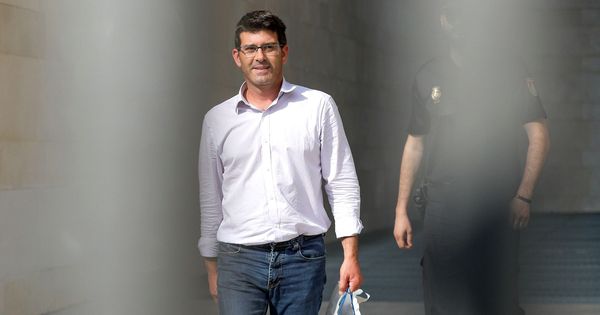 Foto: El presidente de la Diputación de Valencia, Jorge Rodríguez, en el momento de quedar en libertad. (EFE)