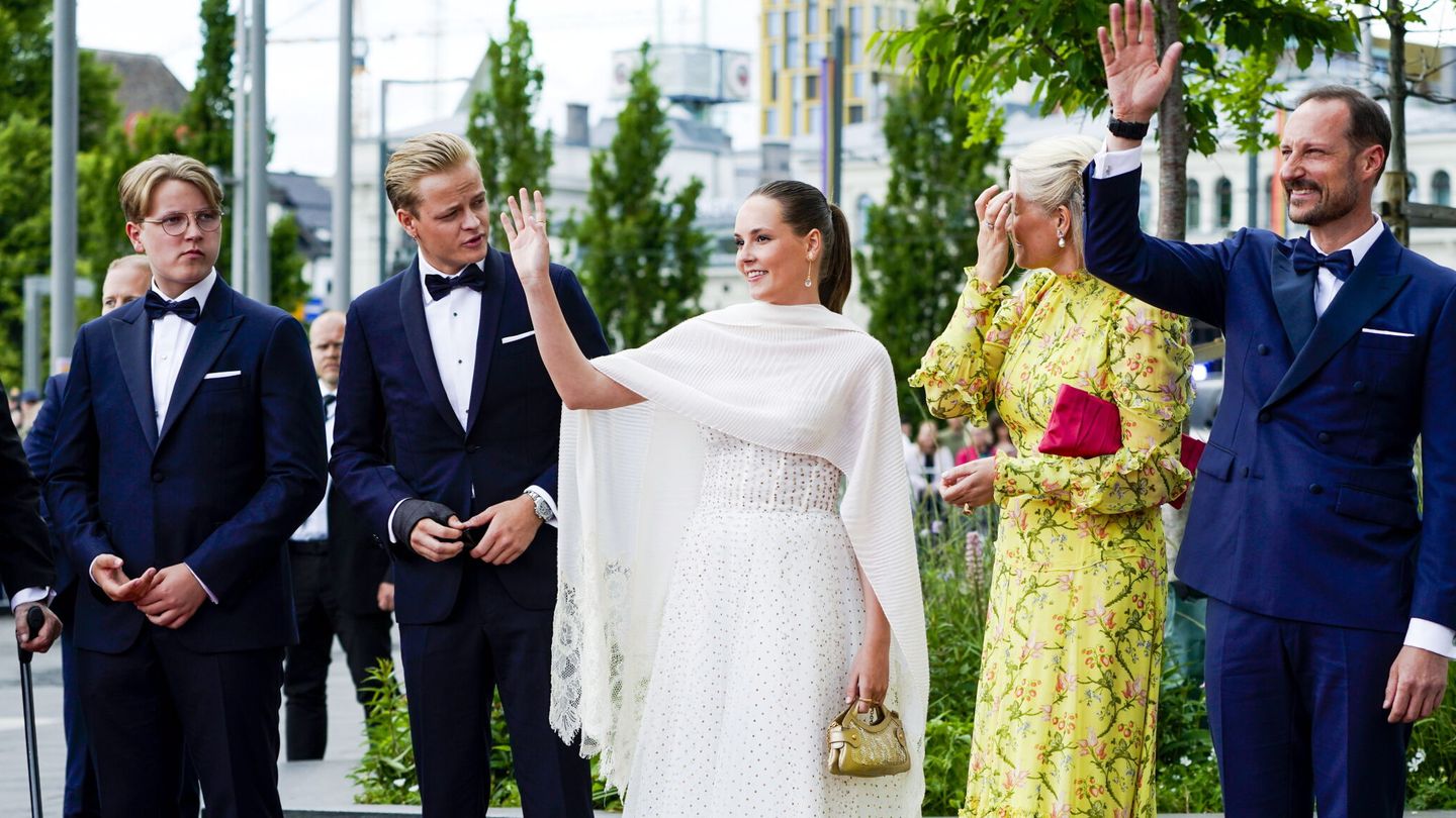 Sverre Magnus, junto a Marius Borg, Ingrid Alexandra y los príncipes herederos de Noruega. (EFE/Pool/Lise Aaserud)