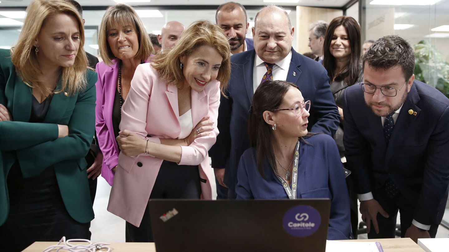 La ministra de Transportes, Raquel Sánchez (3i), junto al presidente de la Generalitat, Pere Aragonès. (EFE/Andreu Dalmau)