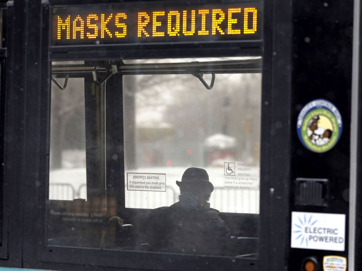 Foto: Una persona lleva mascarilla en un autobús de Nueva York. (EFE)